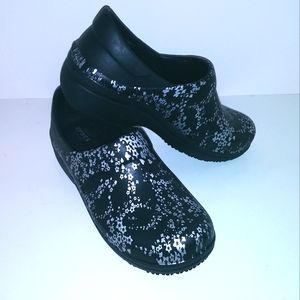 TRIPLE COMFORT CROCS NURSING SHOES SZ 9